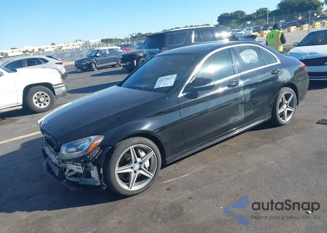 2015 Mercedes-Benz C 300 Sport 4Matic z USA, uszkodzony, nr VIN 55SWF4KB9FU058468